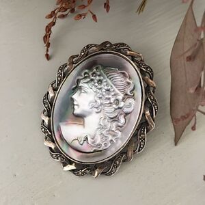 Cameo brooch in mother of pearl & sterling silver